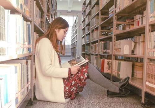 大学生读书调查：近五成每天读书不足半小时，小说最受欢迎